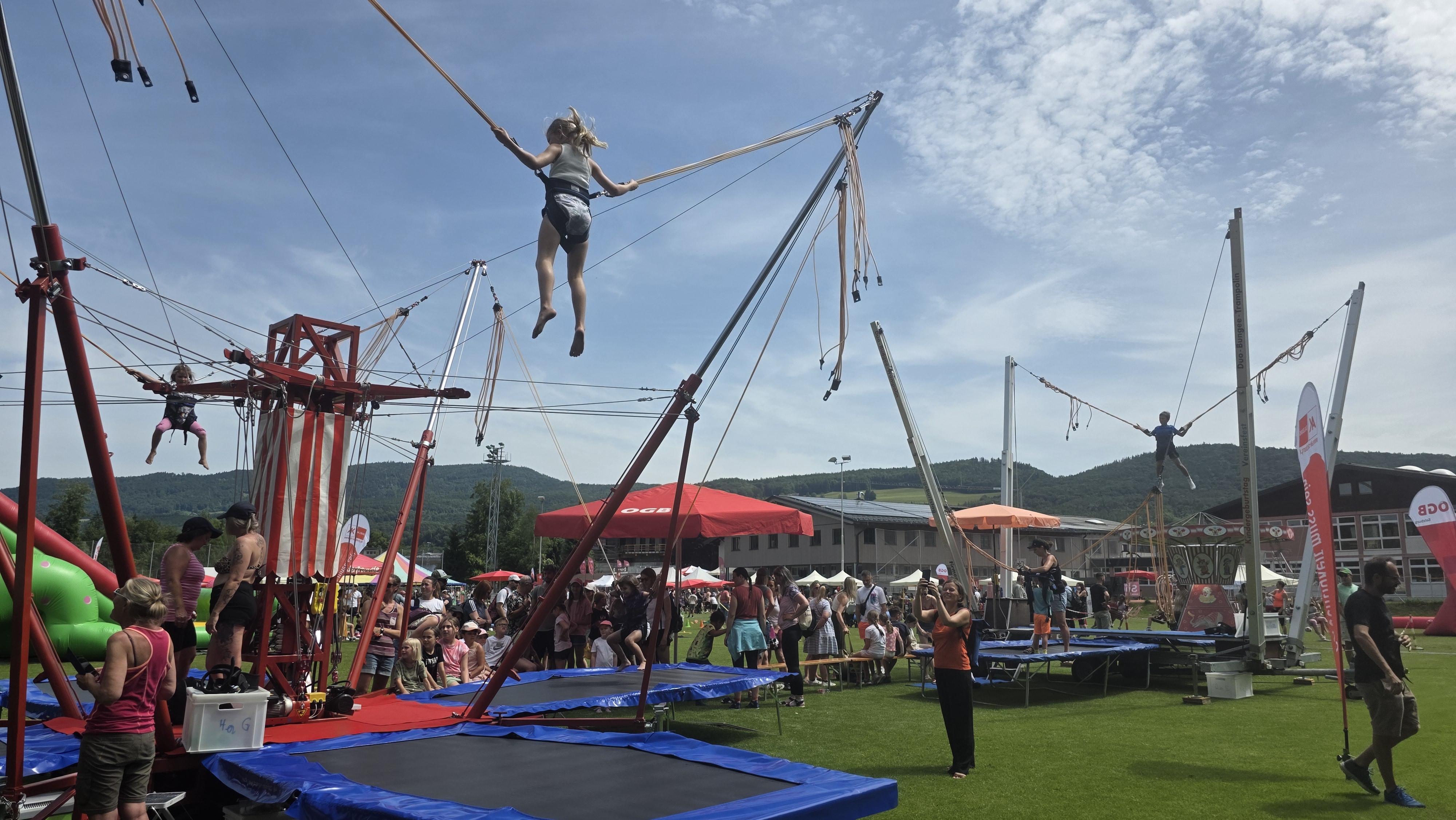 Bungee-Trampoline mit Publikum