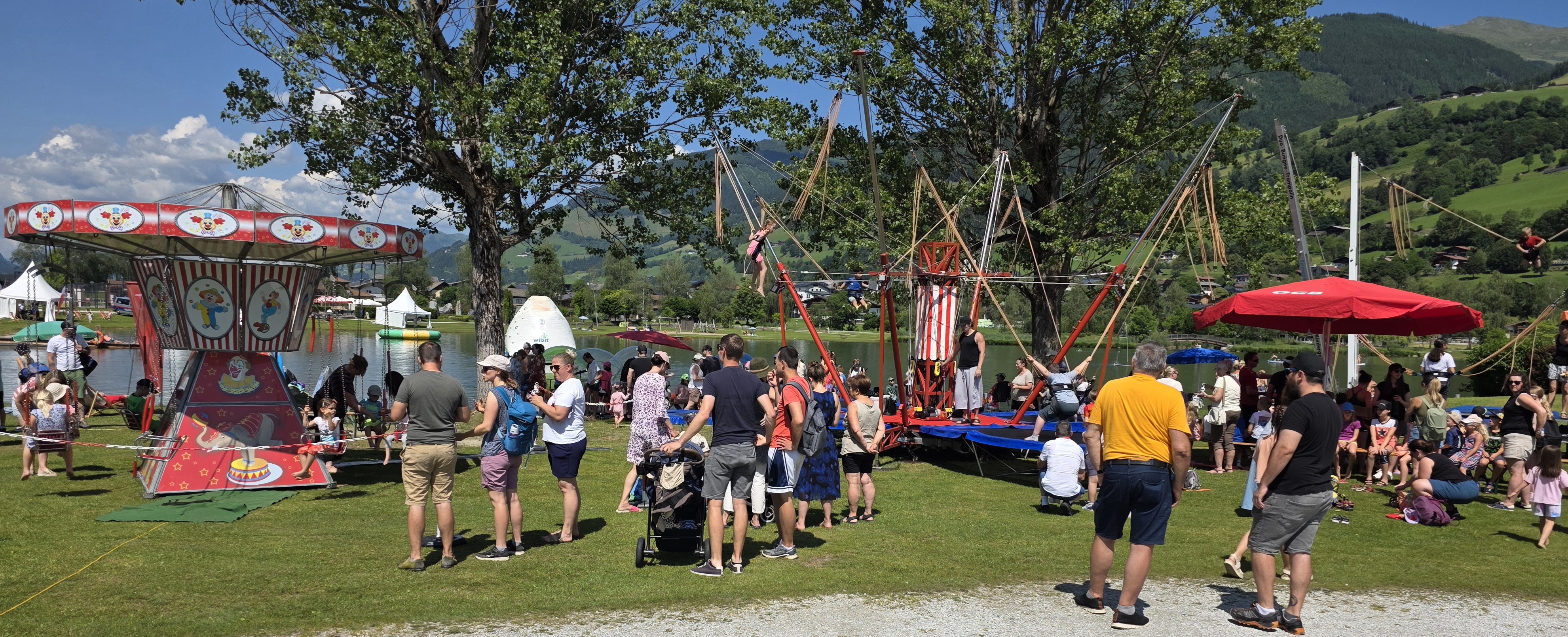 Mehrere Trampoline bei einem Familienfest